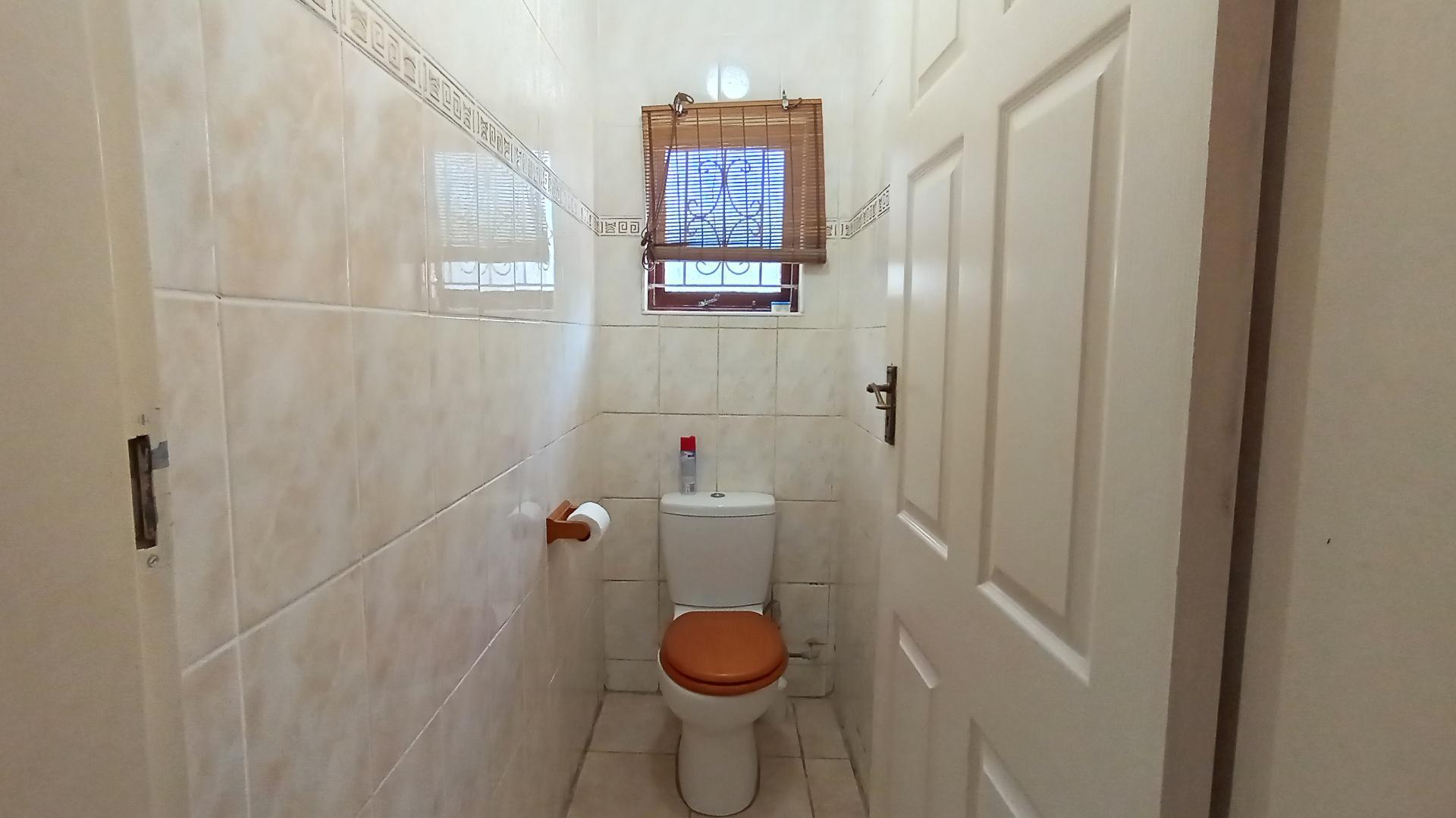 Bathroom 2 - 10 square meters of property in Glen Anil