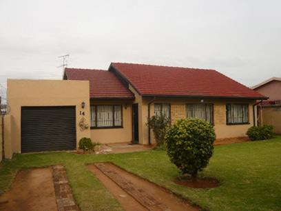 4 Bedroom House for Sale and to Rent For Sale in Claremont - JHB - Private Sale - MR24361