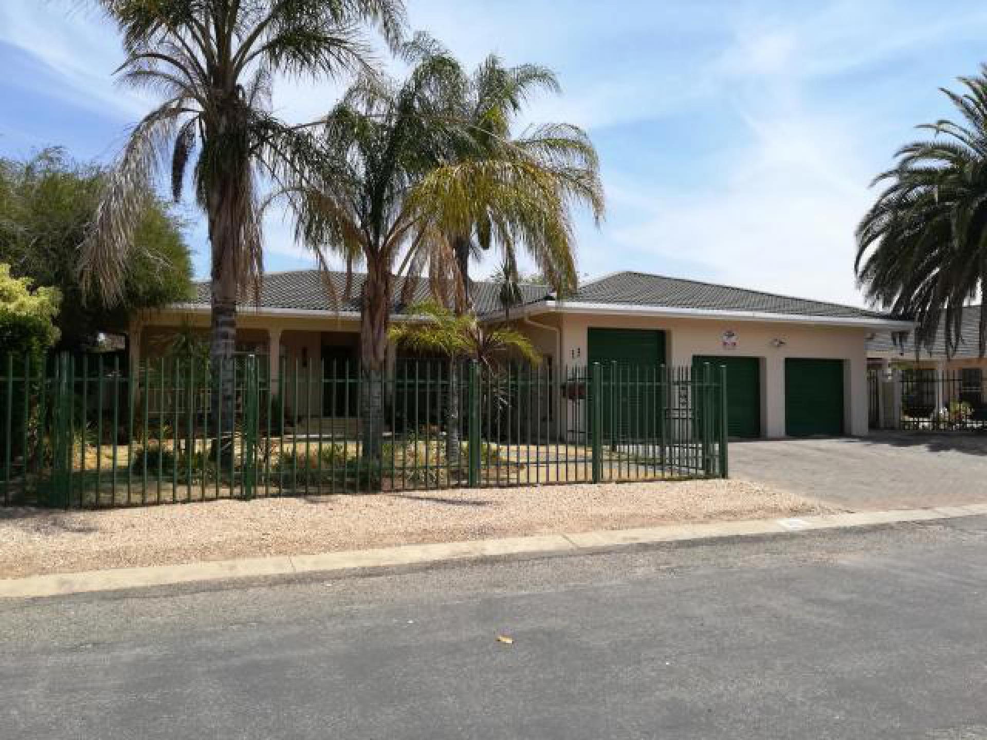 Front View of property in Oudtshoorn