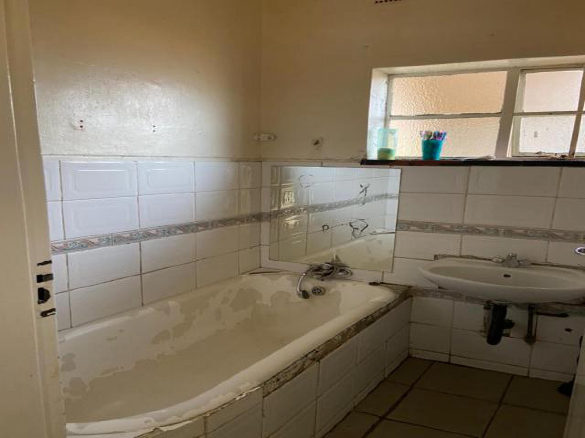 Bathroom 1 of property in Crown Gardens