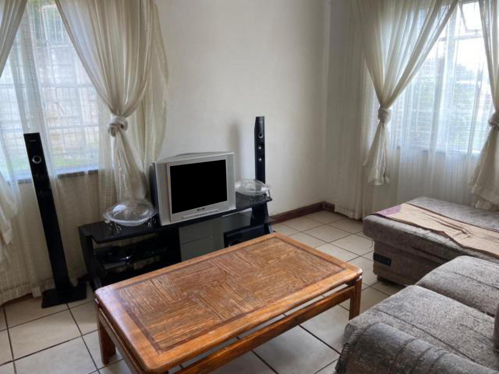 Lounges of property in Crown Gardens