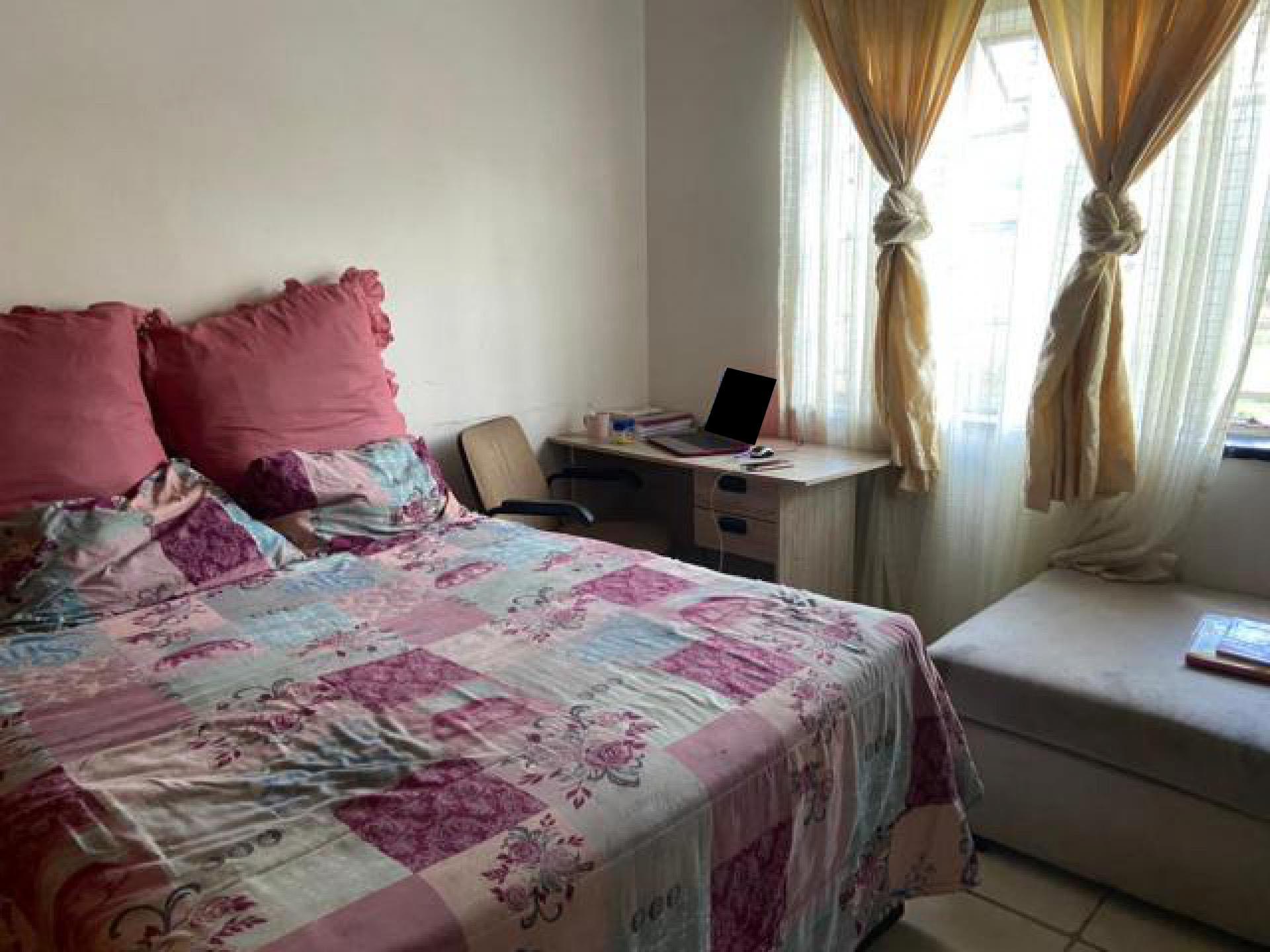 Main Bedroom of property in Crown Gardens