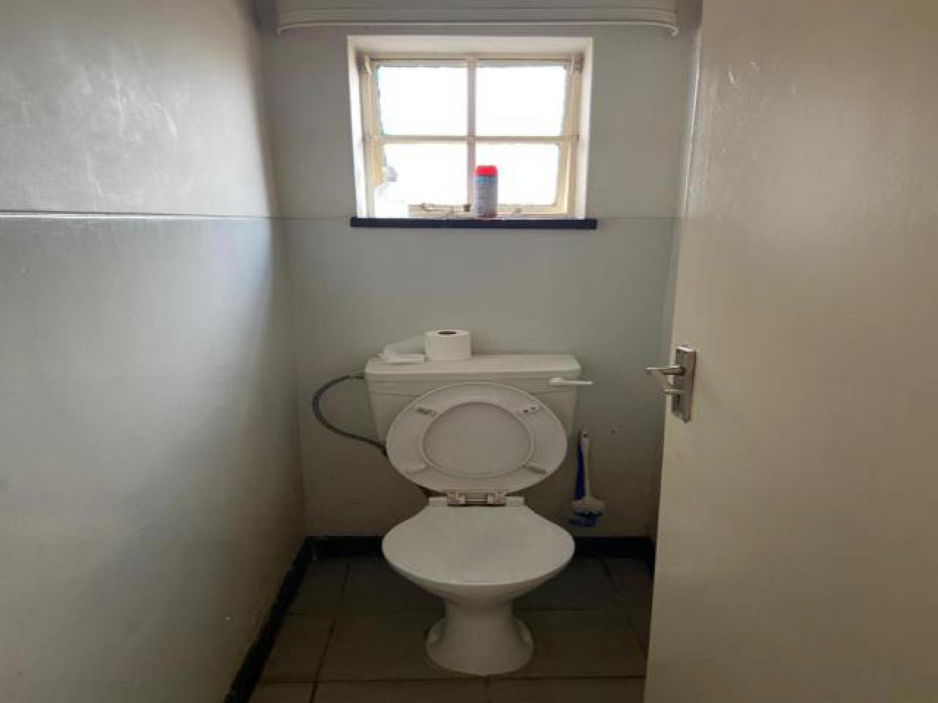 Bathroom 1 of property in Crown Gardens