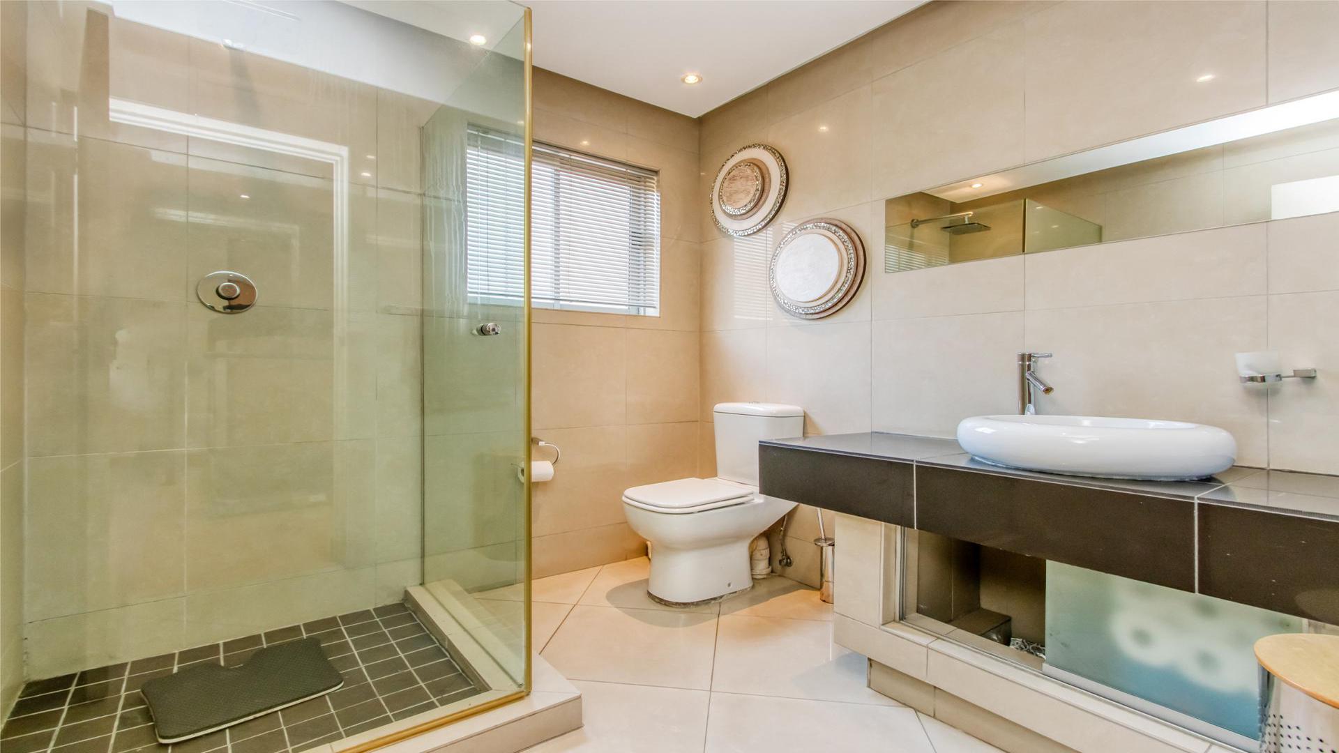 Bathroom 1 - 18 square meters of property in Fourways