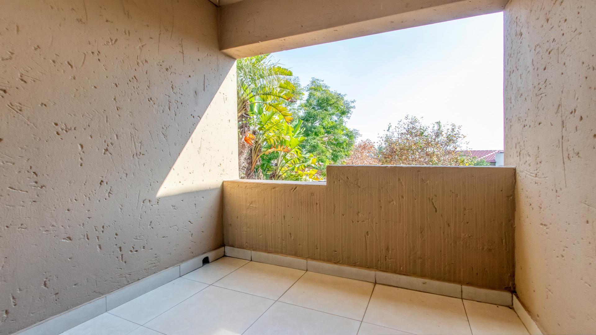 Balcony - 6 square meters of property in Fourways