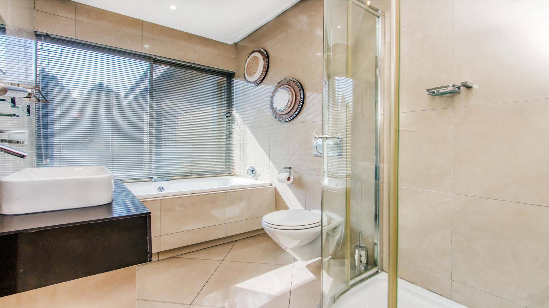 Bathroom 2 - 8 square meters of property in Fourways