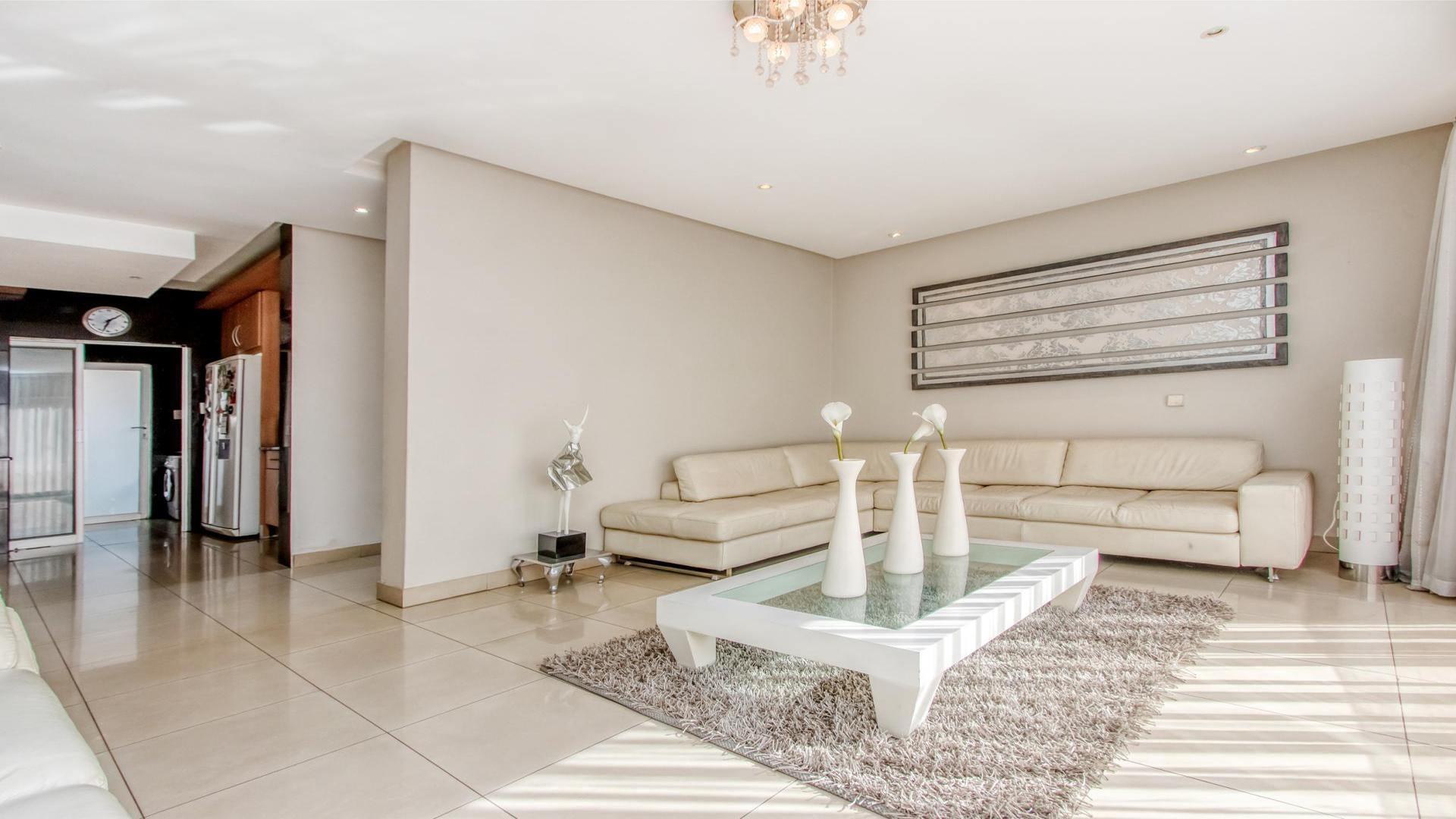 Lounges - 41 square meters of property in Fourways