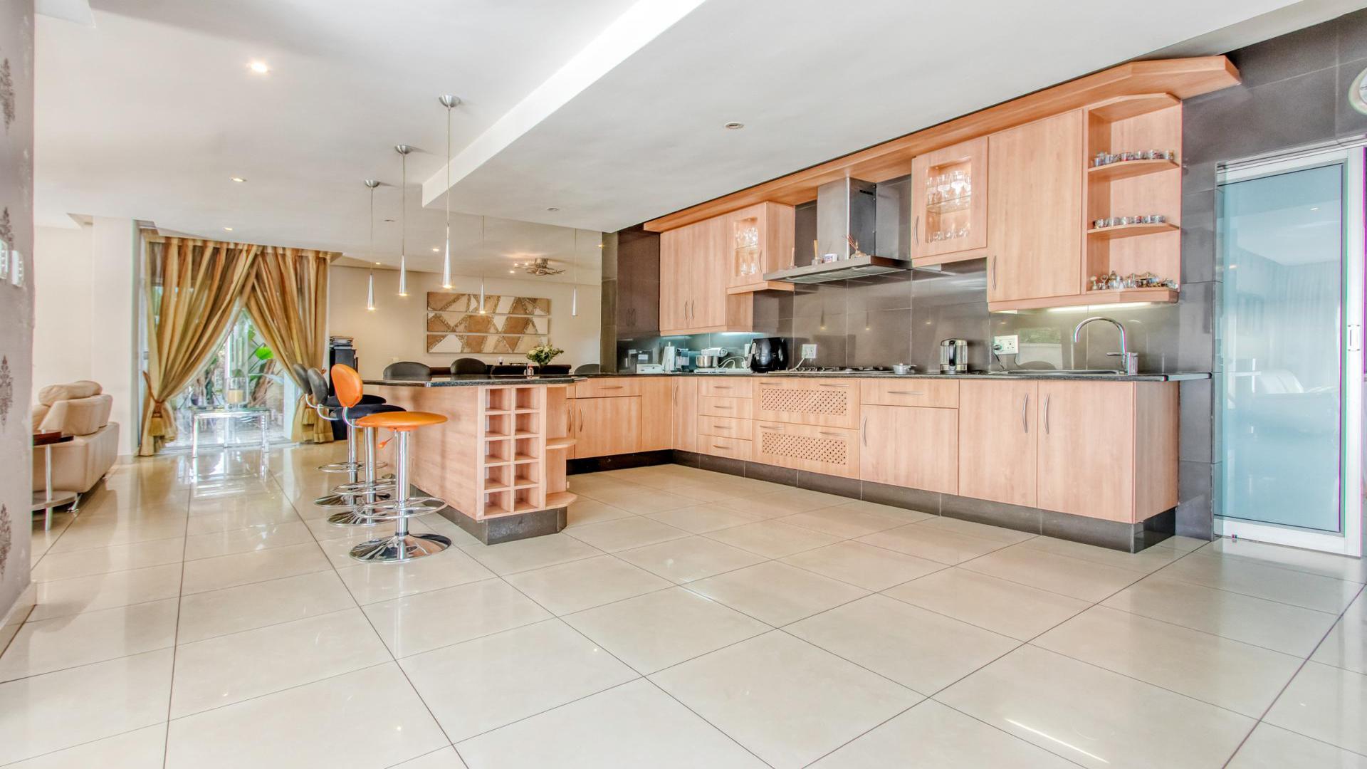 Kitchen - 18 square meters of property in Fourways