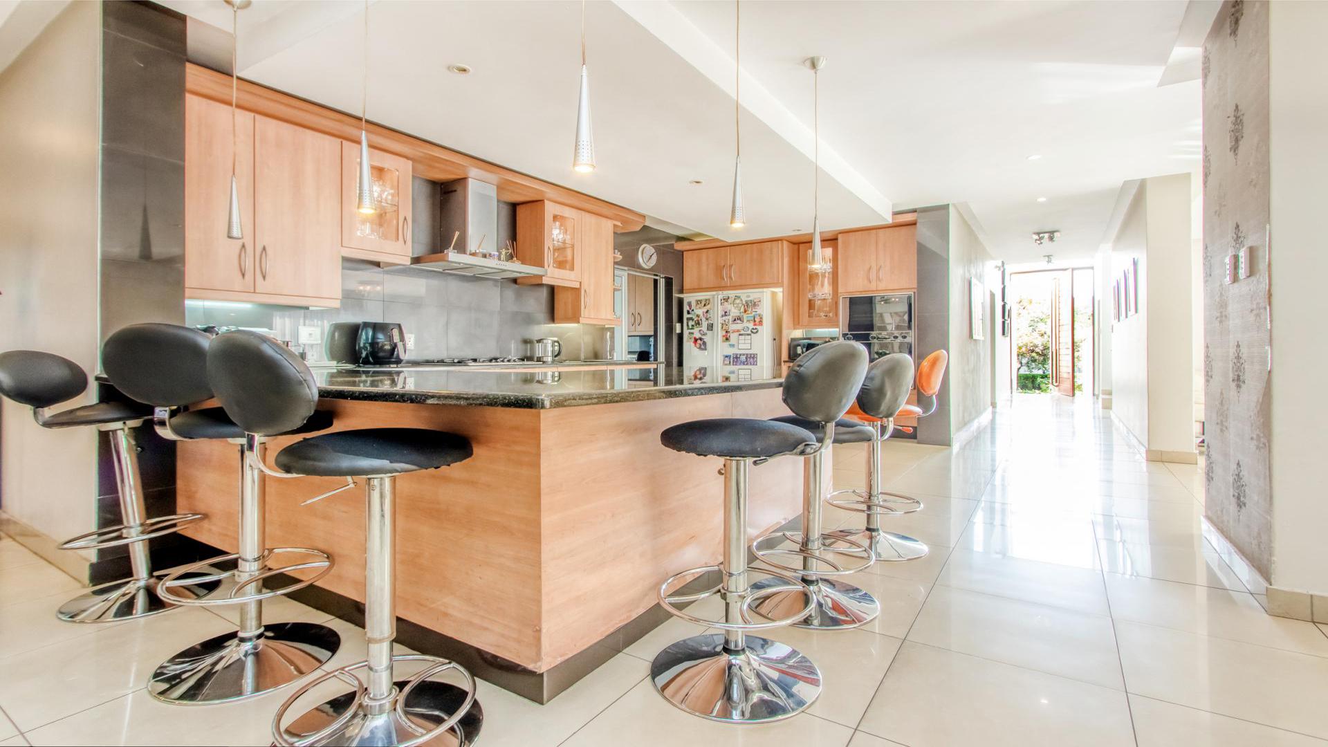 Kitchen - 18 square meters of property in Fourways