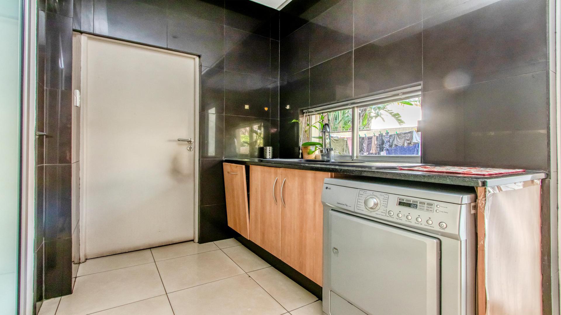 Kitchen - 18 square meters of property in Fourways