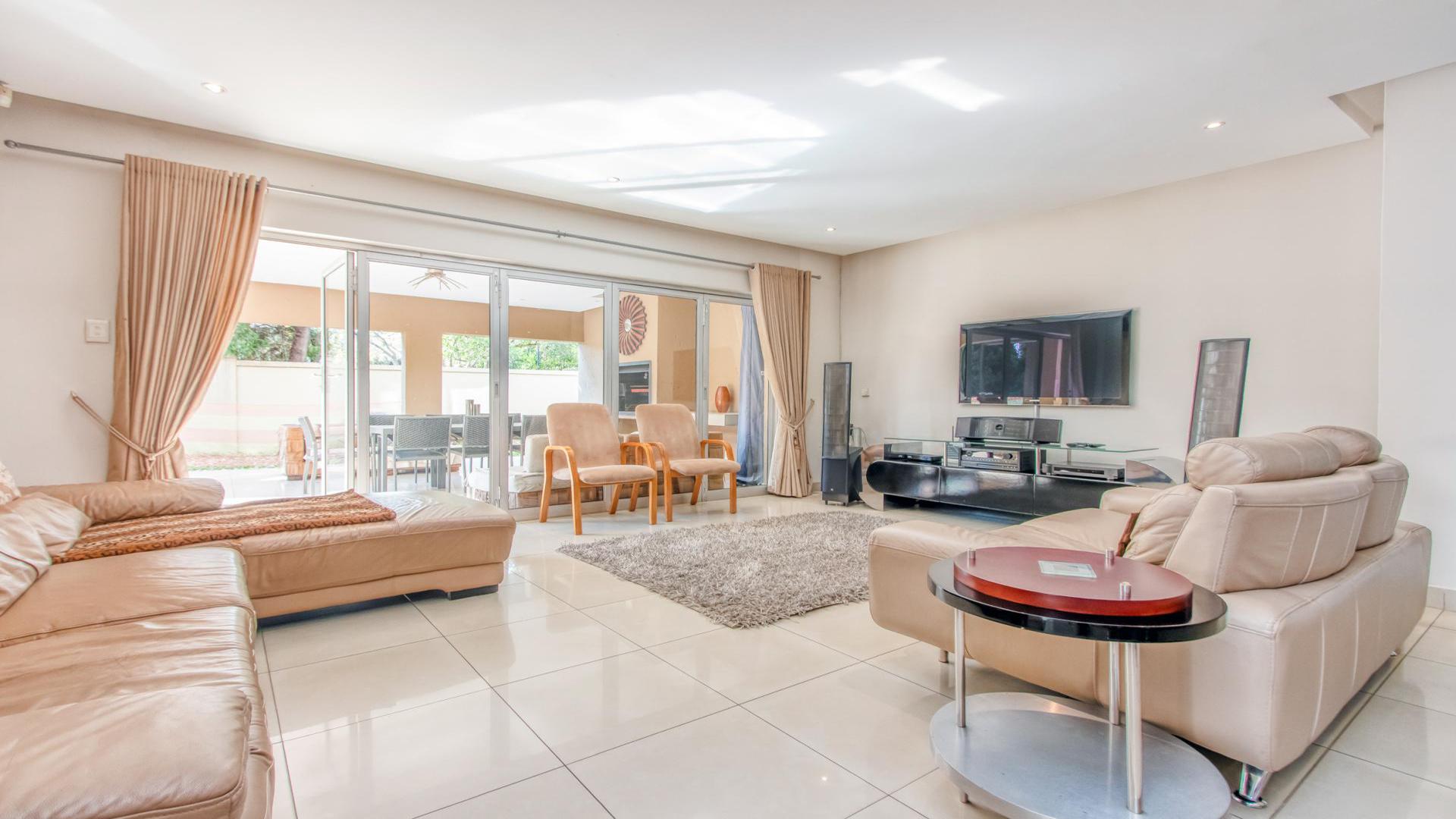 Lounges - 41 square meters of property in Fourways