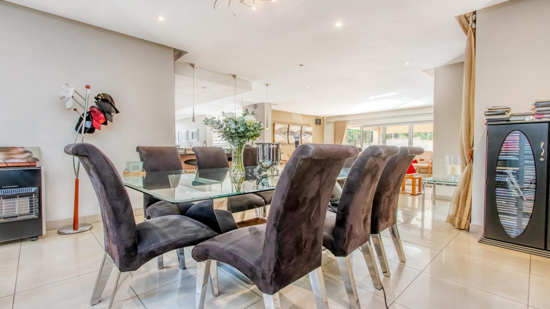 Dining Room - 22 square meters of property in Fourways