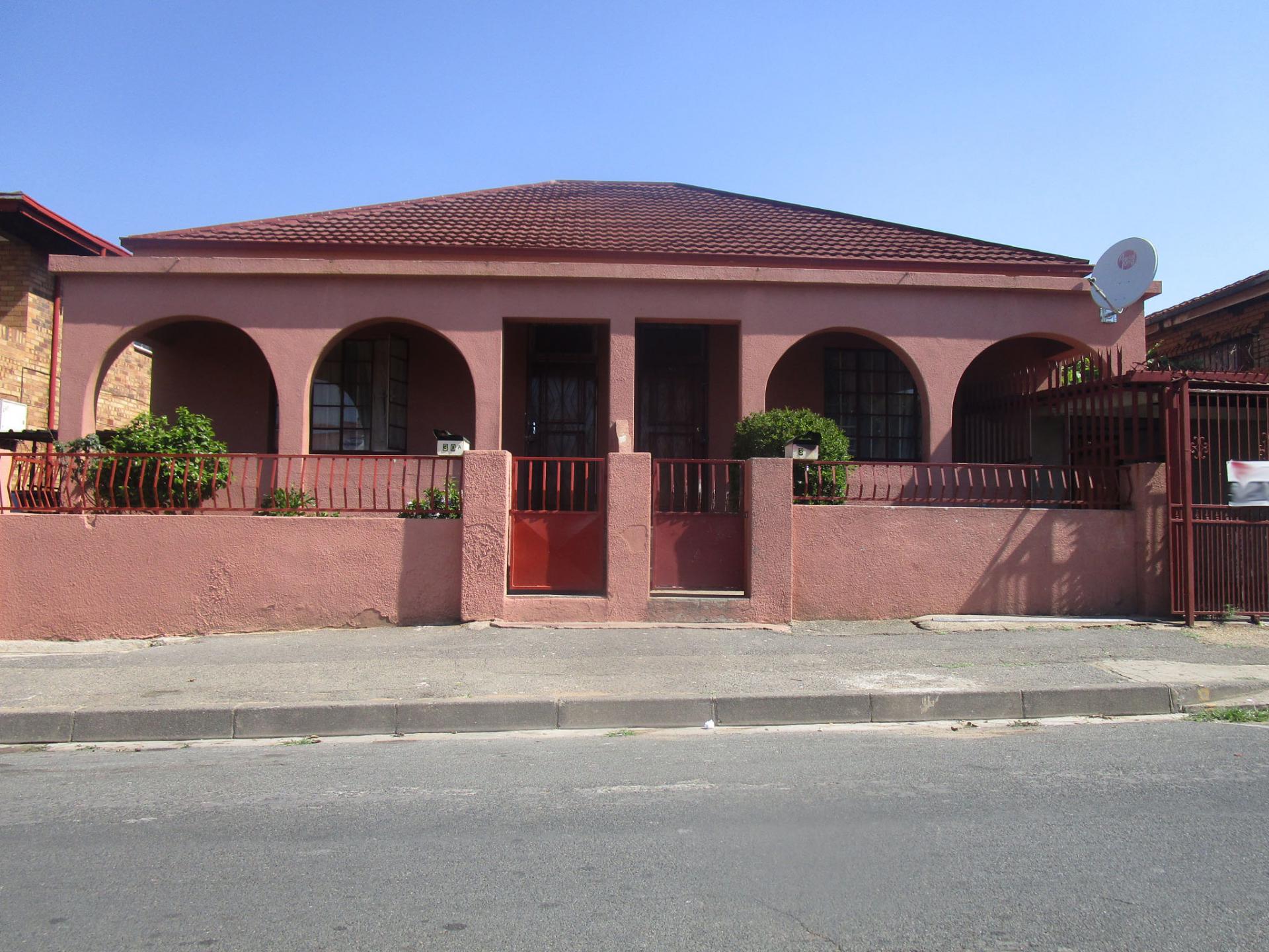 Front View of property in La Rochelle - JHB