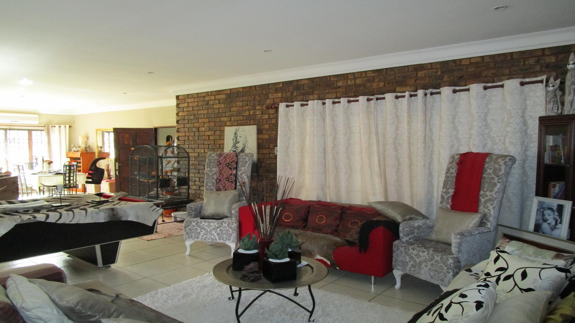 Lounges - 42 square meters of property in Magaliesmoot AH