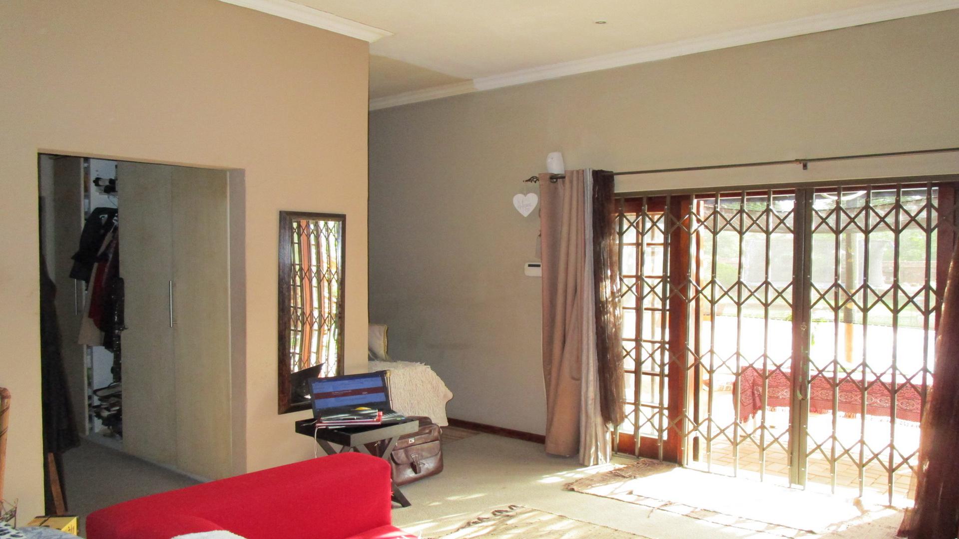 Main Bedroom - 39 square meters of property in Magaliesmoot AH