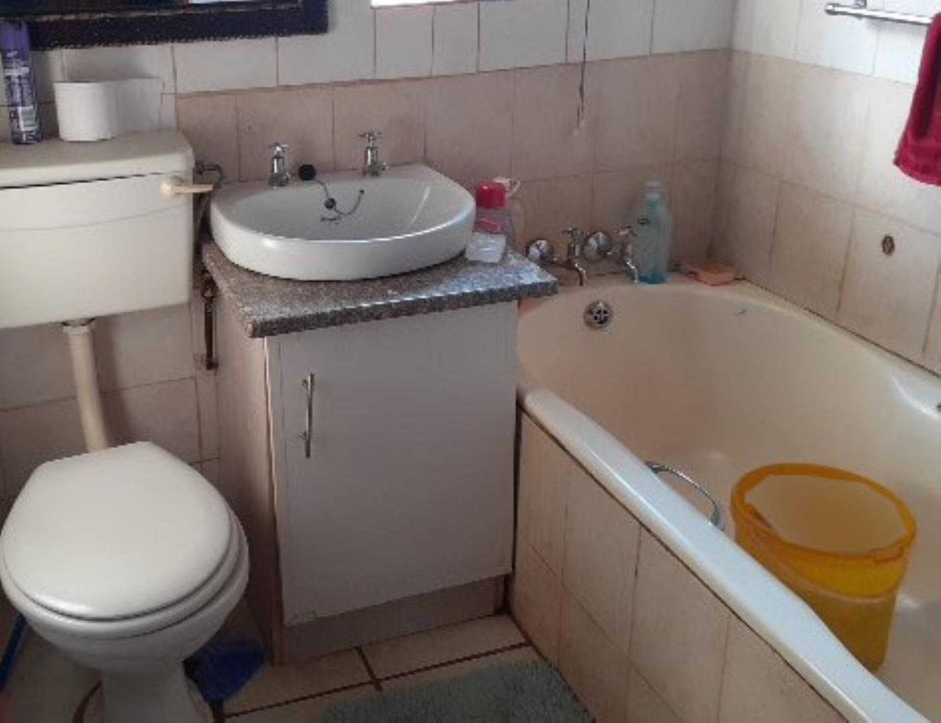 Bathroom 1 of property in Clayville