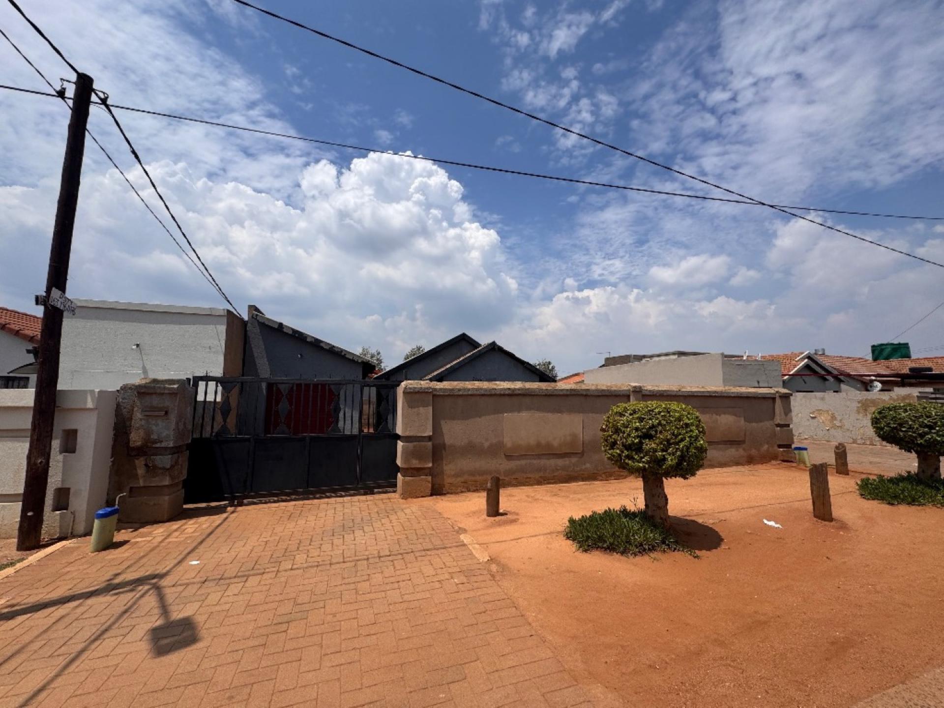 Front View of property in Clayville