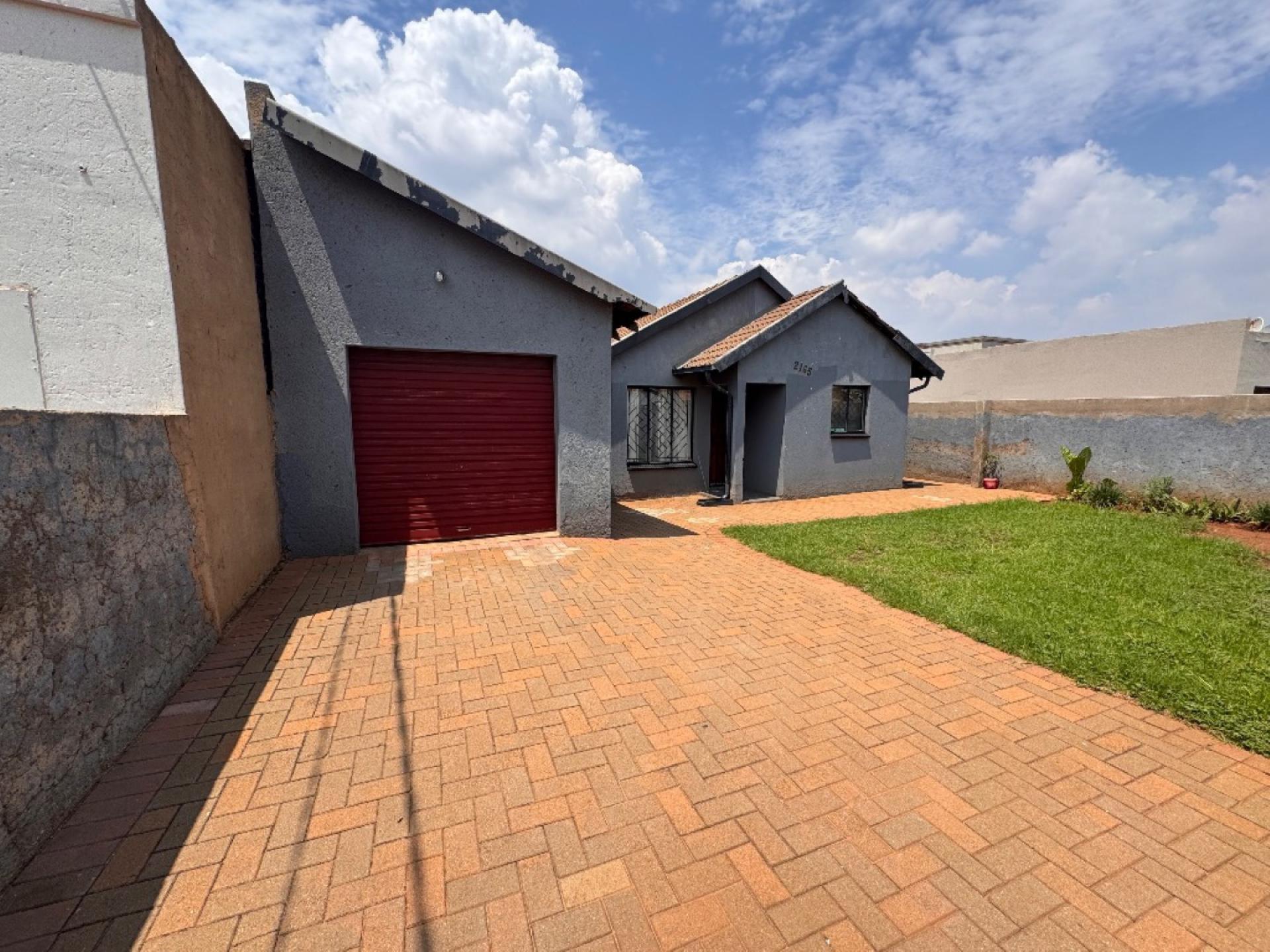 Front View of property in Clayville