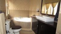 Main Bathroom - 9 square meters of property in Brackenhurst