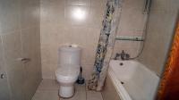 Main Bathroom - 6 square meters of property in Essenwood
