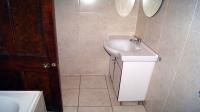 Main Bathroom - 6 square meters of property in Essenwood