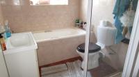 Bathroom 1 - 5 square meters of property in Sonneglans