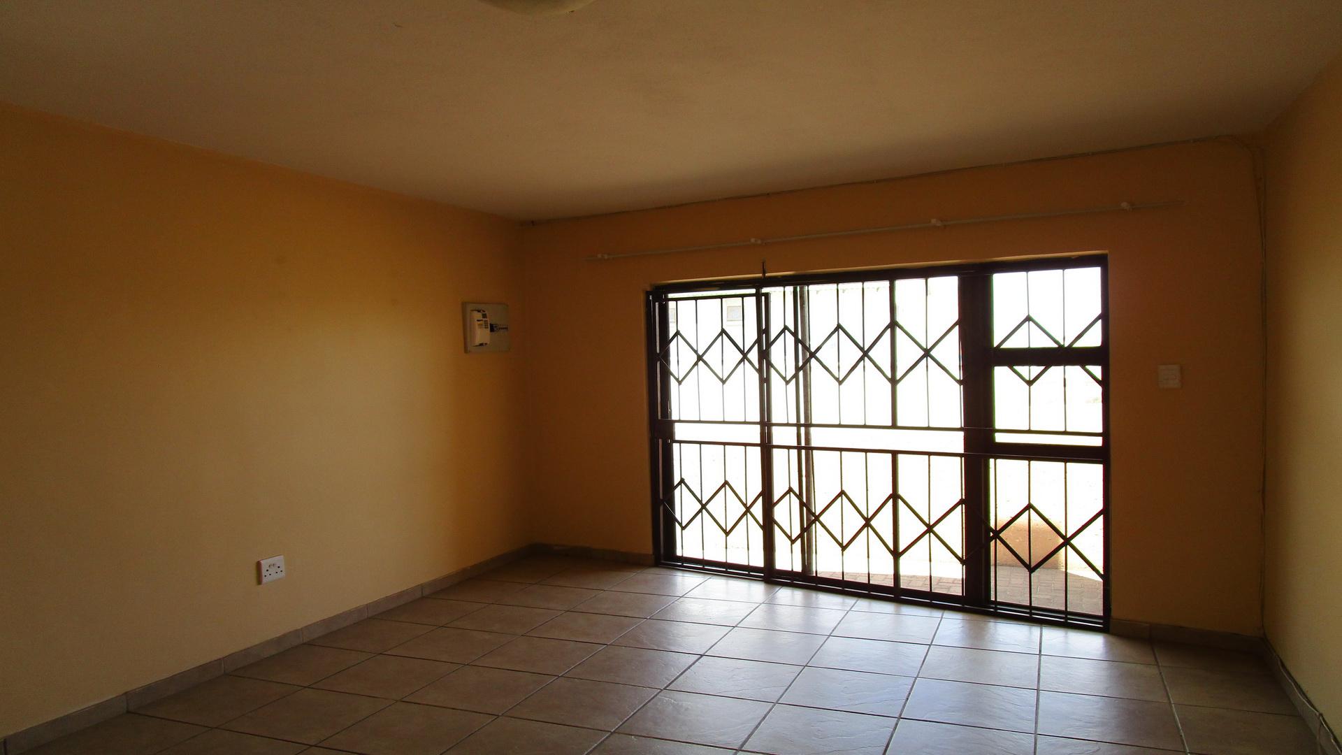 Lounges - 27 square meters of property in Tasbetpark