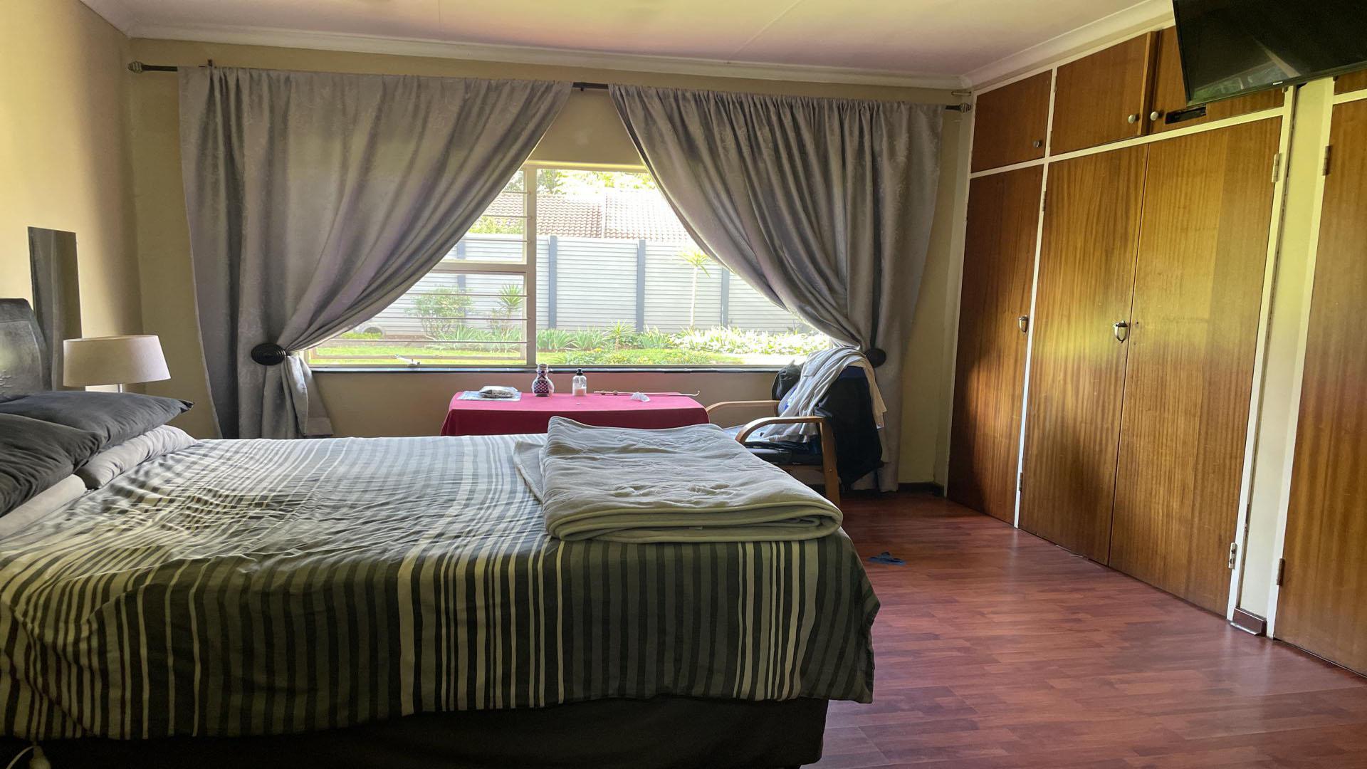 Main Bedroom of property in Lyttelton Manor