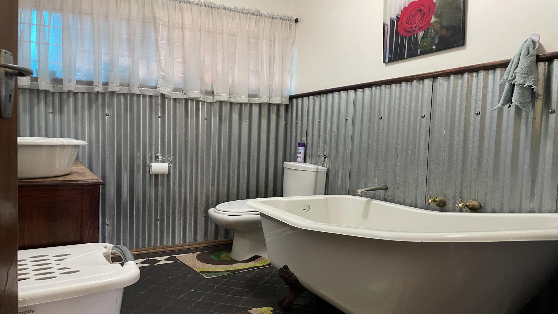 Main Bathroom of property in Lyttelton Manor