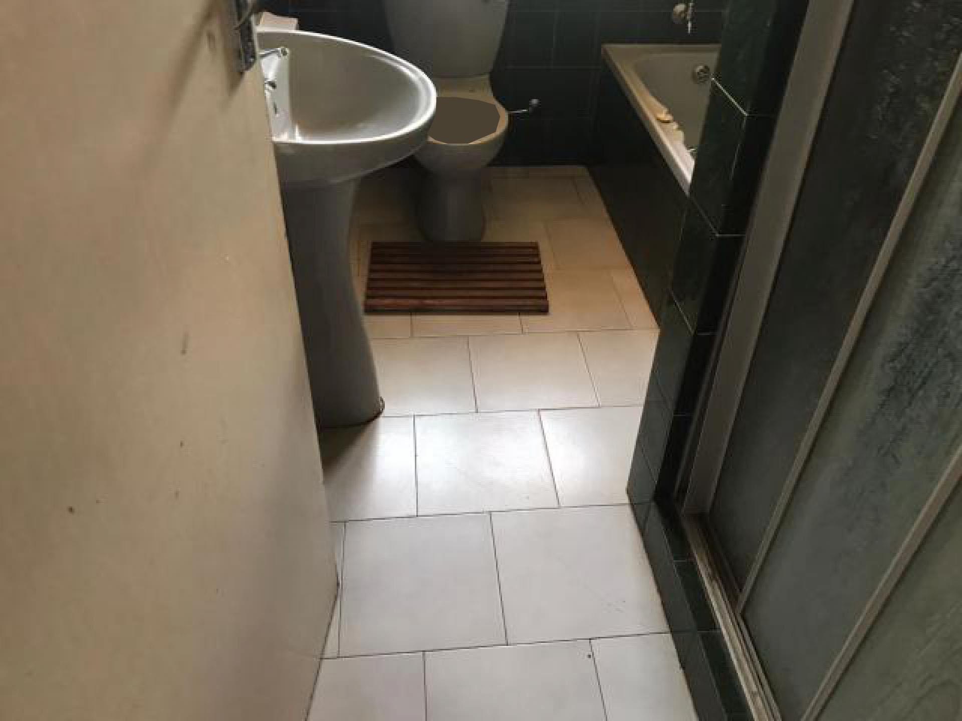 Bathroom 1 of property in Flora Park 