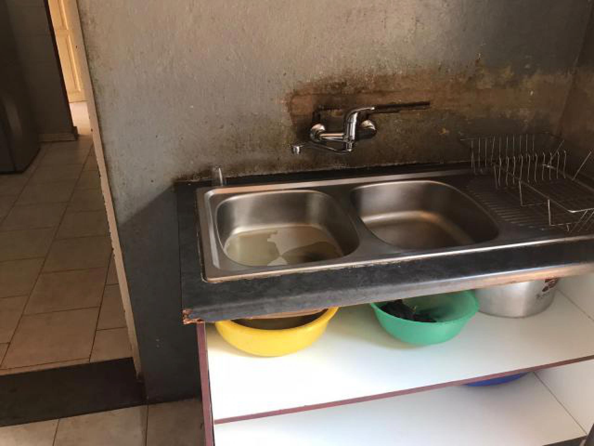 Kitchen of property in Flora Park 