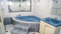 Main Bathroom - 5 square meters of property in Clare Hills