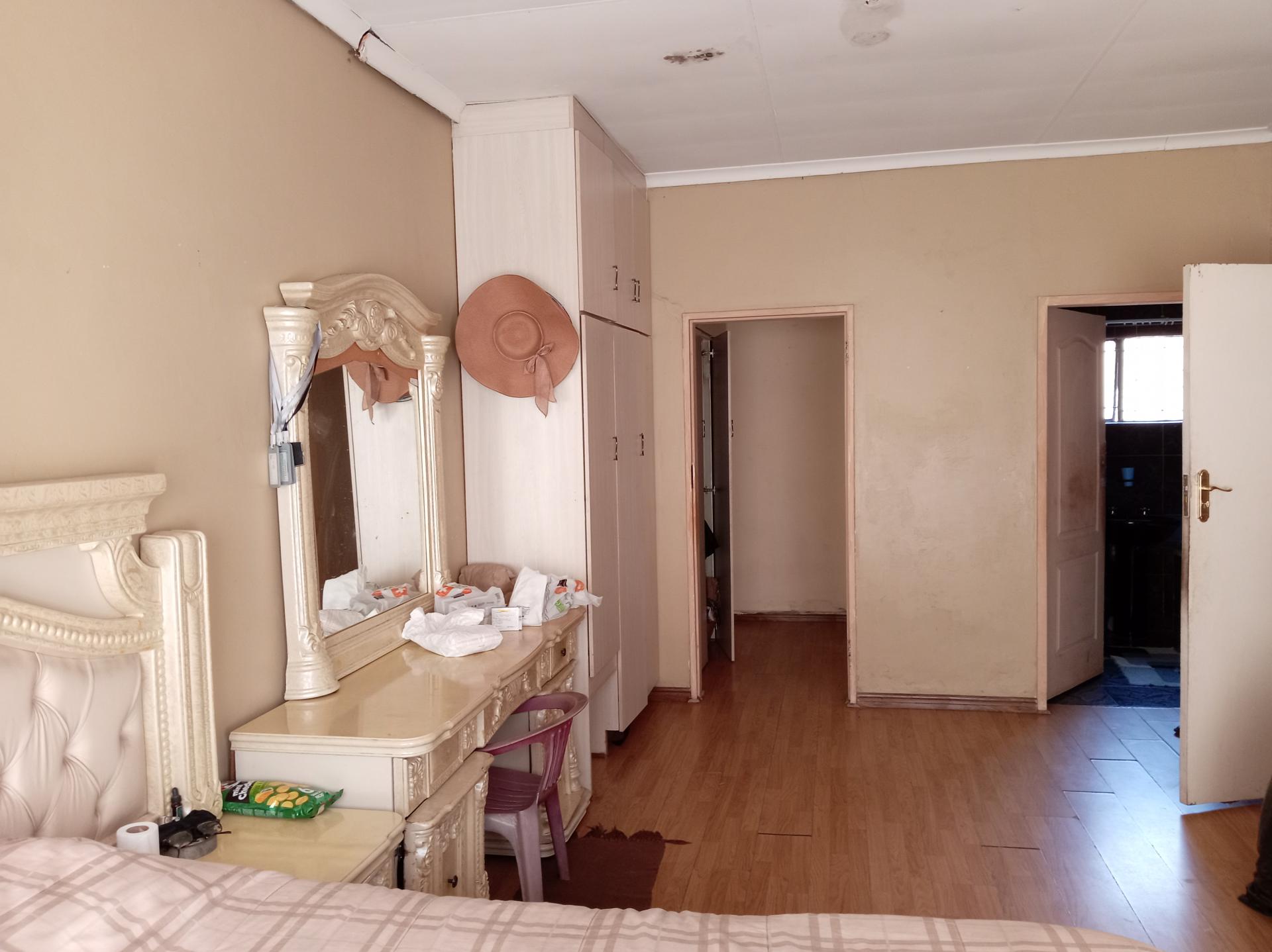 Main Bedroom of property in Bethal