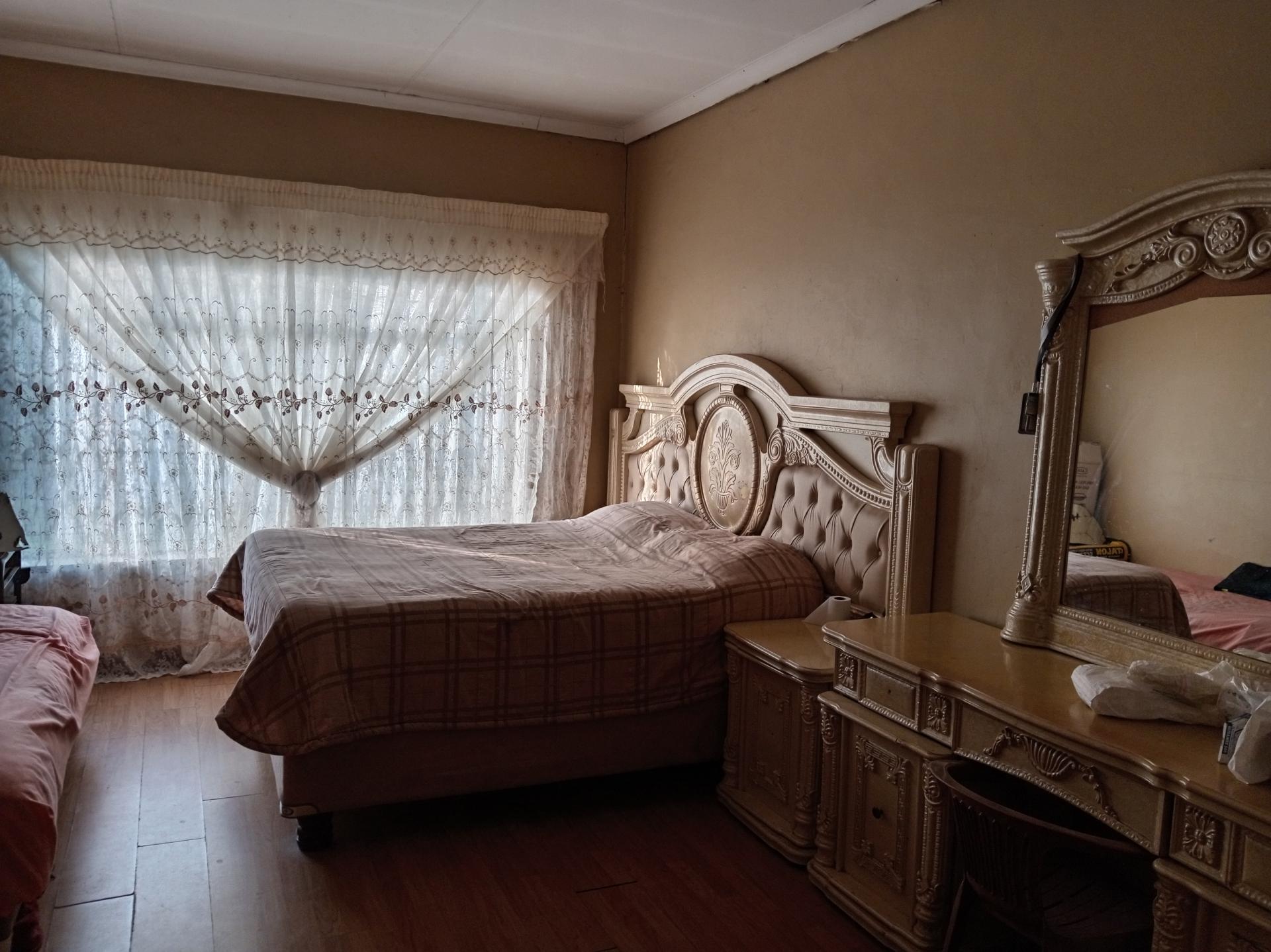 Main Bedroom of property in Bethal