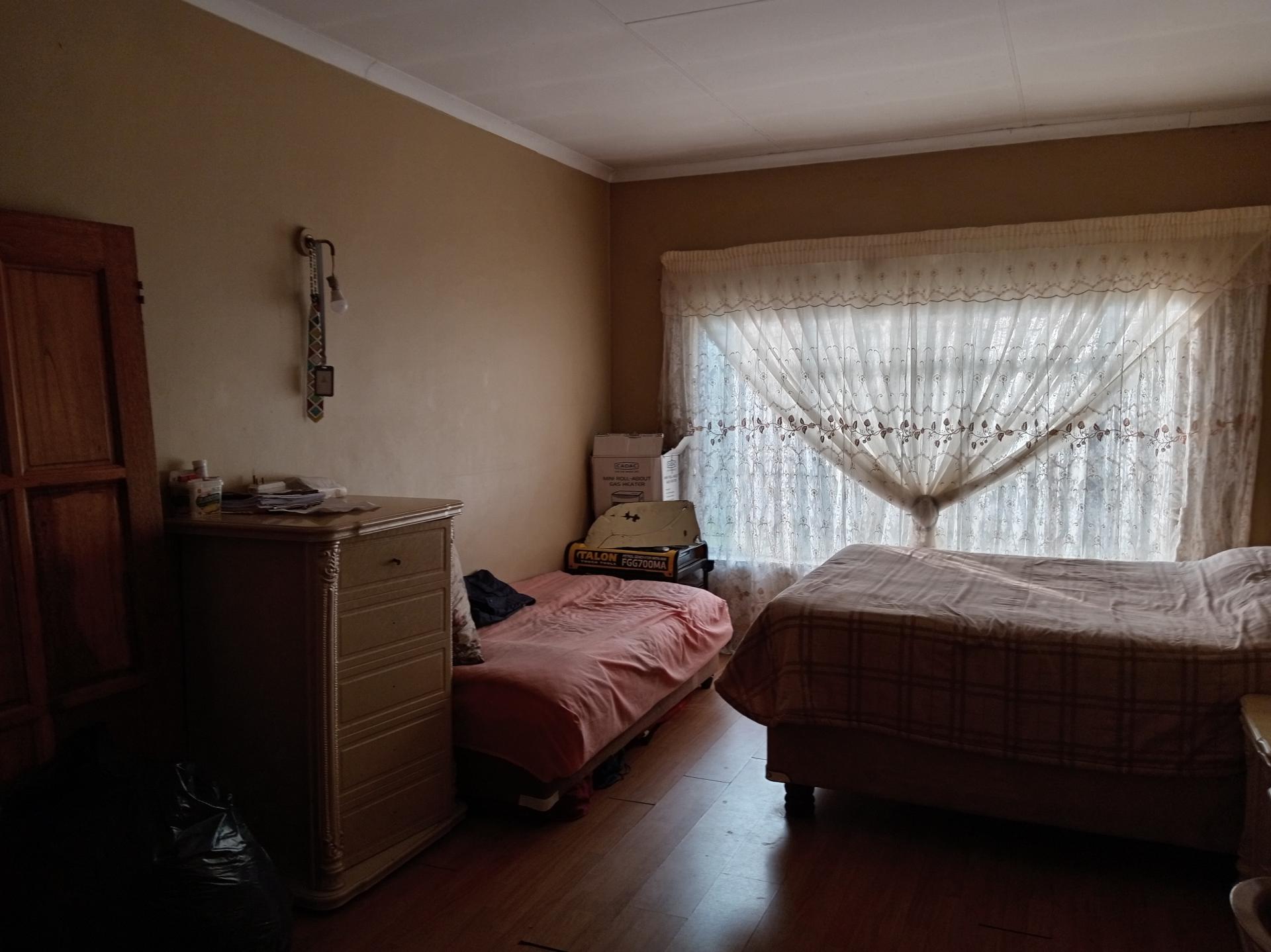 Main Bedroom of property in Bethal