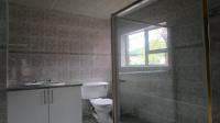Main Bathroom - 13 square meters of property in Reyno Ridge