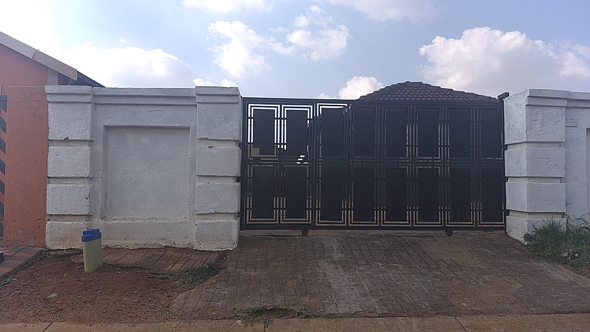 Front View of property in Vosloorus