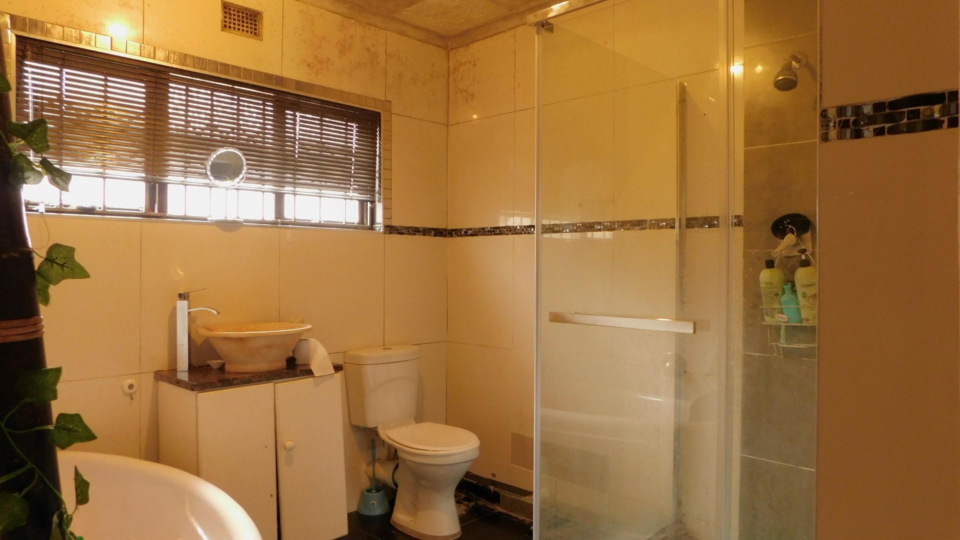 Bathroom 1 - 8 square meters of property in Mount Vernon 
