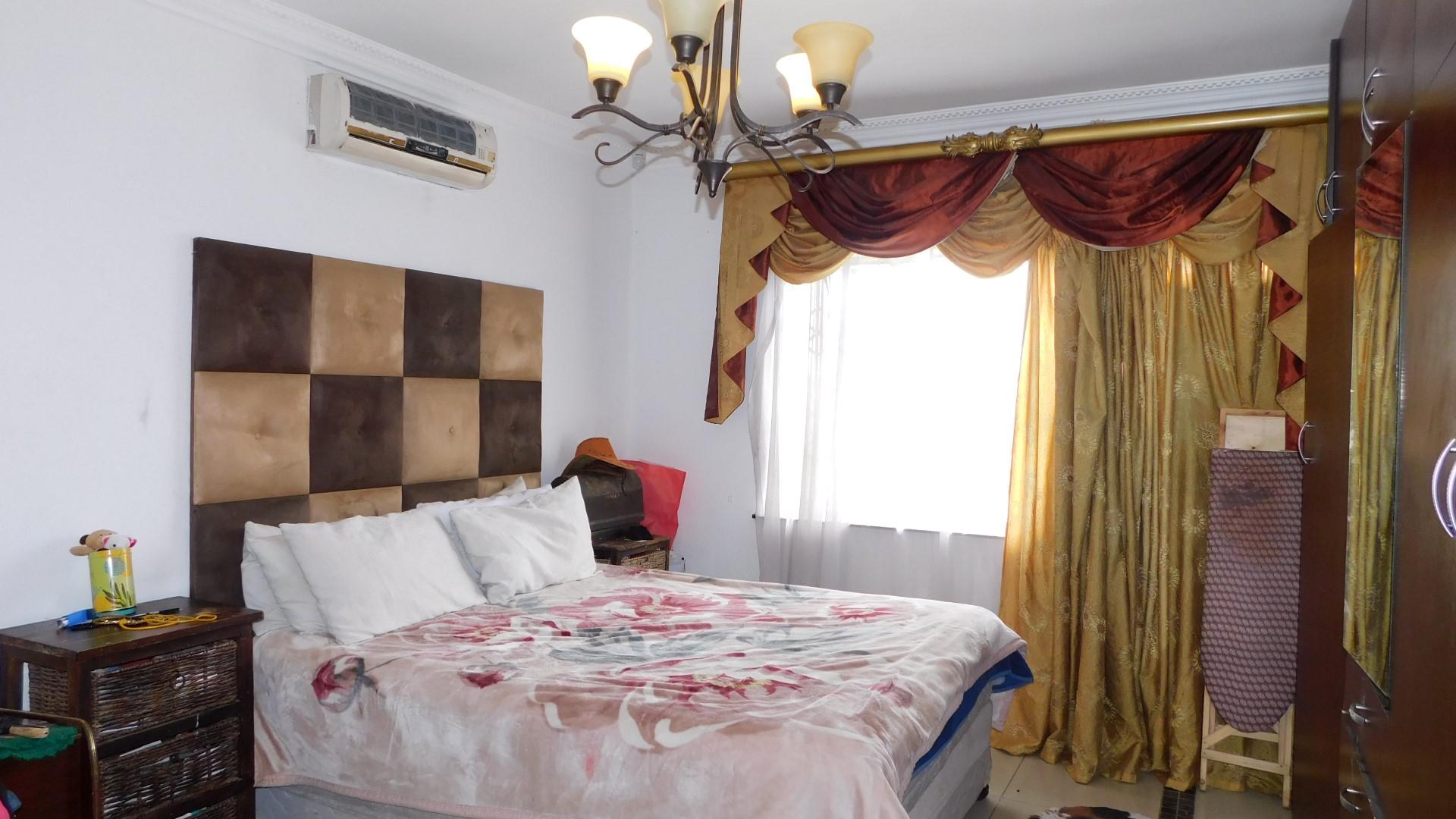 Main Bedroom - 23 square meters of property in Mount Vernon 