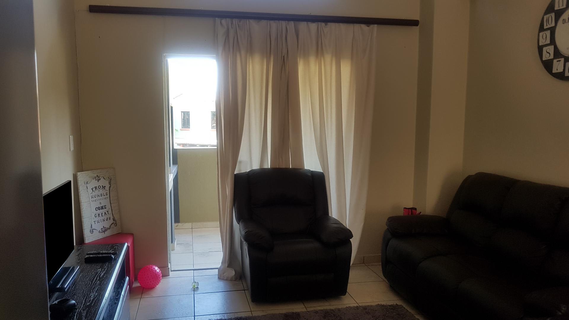Lounges - 13 square meters of property in Waterval East