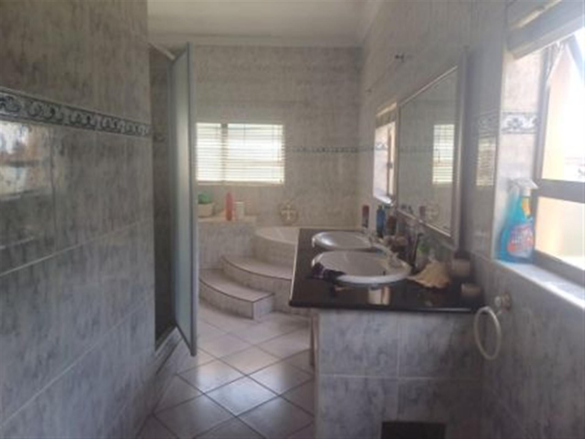Main Bathroom of property in Ruimsig