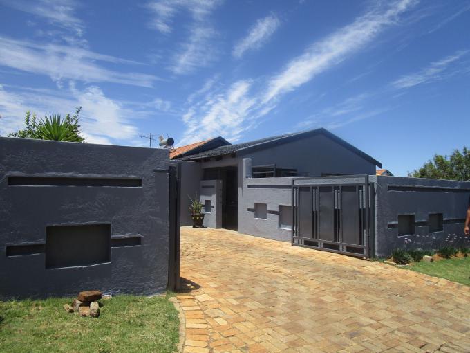 4 Bedroom House for Sale For Sale in Lenasia South - Private Sale - MR254784