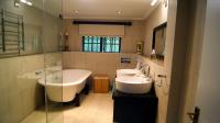 Main Bathroom - 11 square meters of property in Hilton