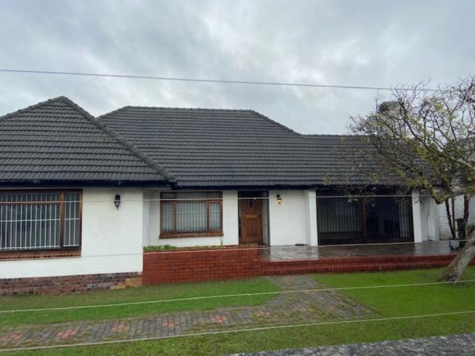 4 Bedroom House to Rent in Pinelands - Property to rent - MR259292