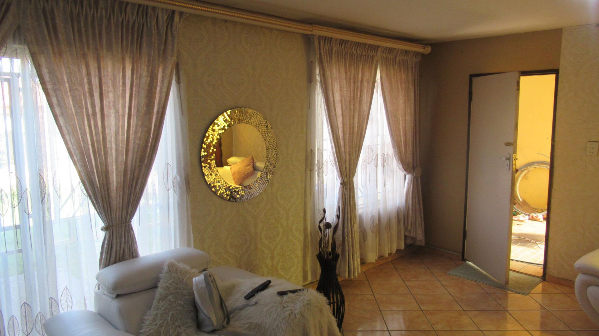 Lounges - 26 square meters of property in Vanderbijlpark