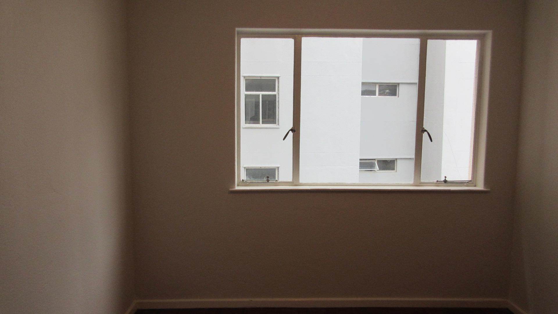 Bed Room 1 - 11 square meters of property in Cape Town Centre