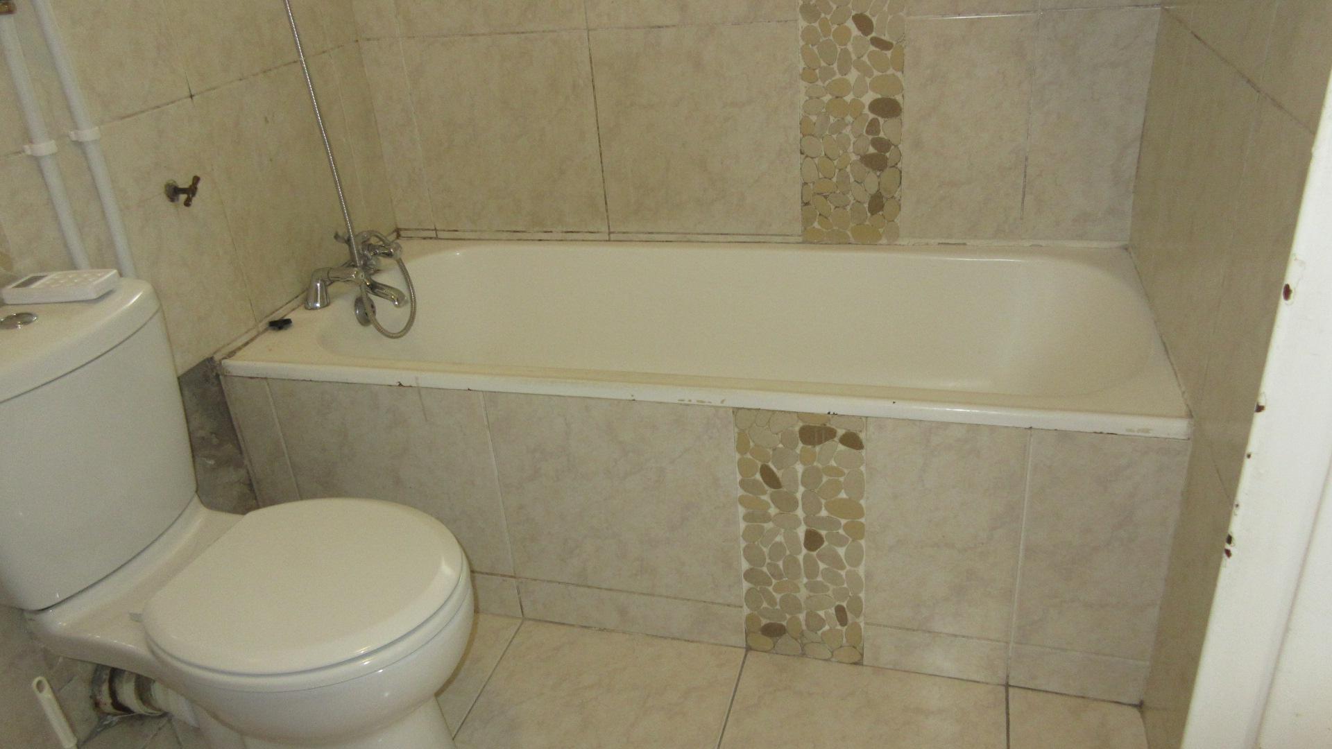 Bathroom 1 - 4 square meters of property in Cape Town Centre