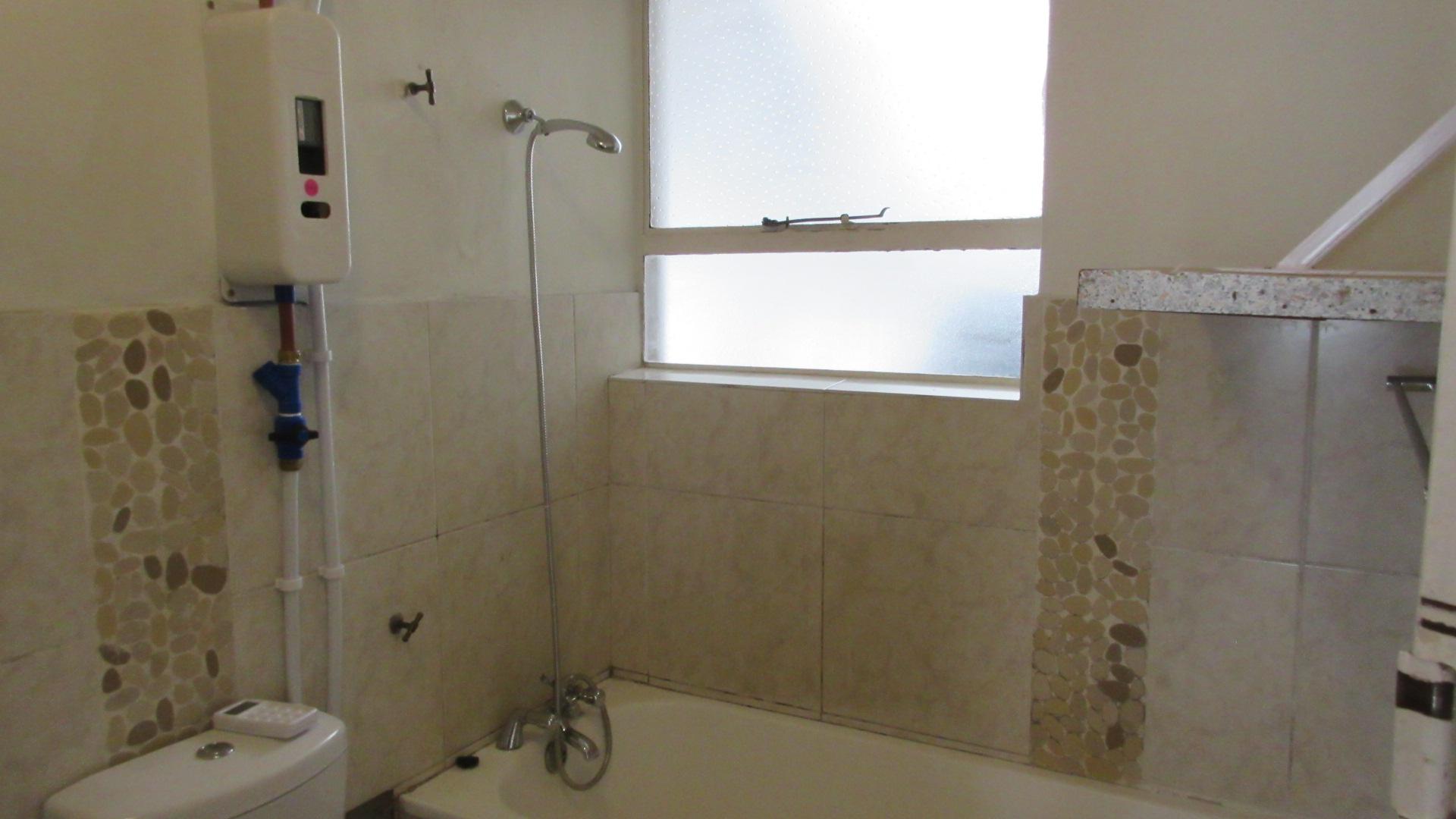 Bathroom 1 - 4 square meters of property in Cape Town Centre