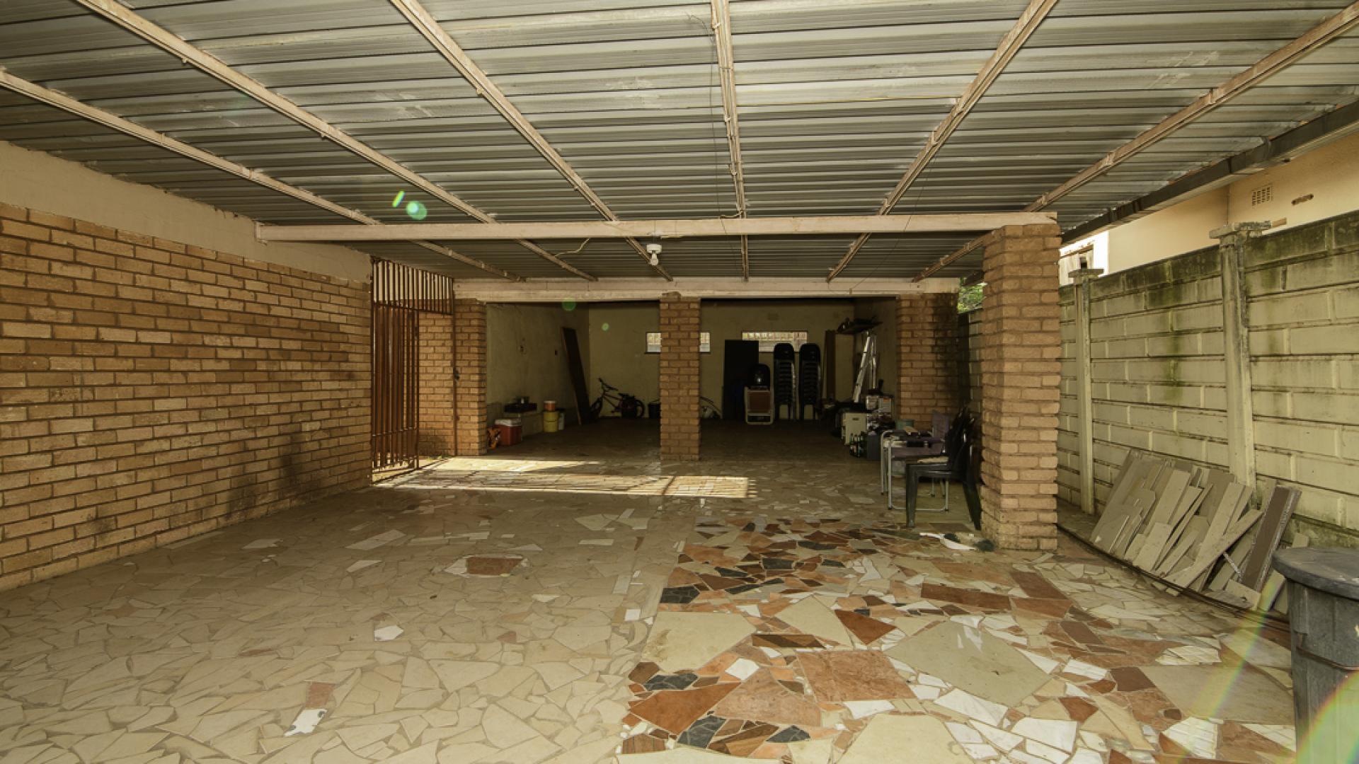 Carport  of property in Klerksdorp