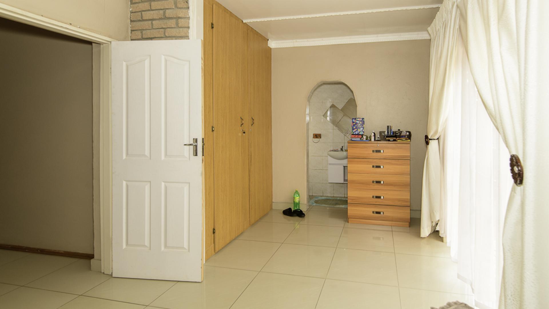 Bed Room 1 of property in Klerksdorp